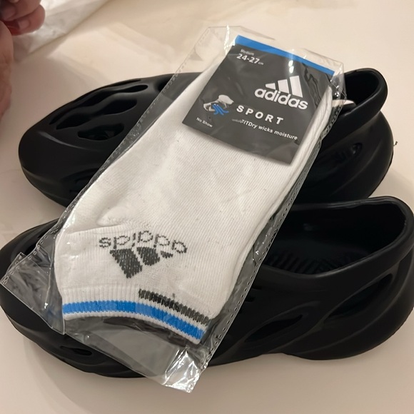 Adidas Foam Runner Onyx and adidas no show socks M. - Picture 2 of 4